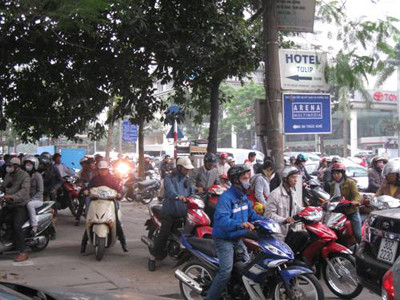 Đi xe máy lên vỉa hè là phạm luật