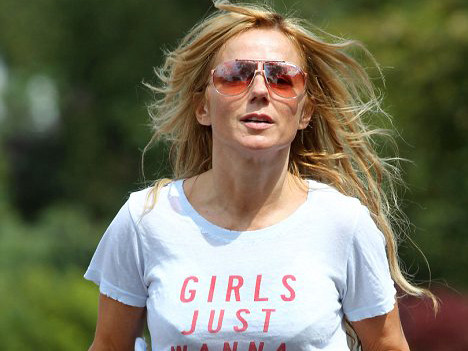 Cựu thành viên Spice Girls lộ da bụng nhăn nheo