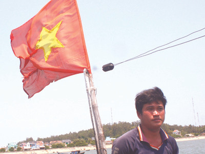 Quấn cờ Tổ quốc vào ngực, bám biển, giữ chủ quyền