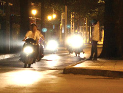 Rất nhiều người lệch lạc giới tính tìm bạn tình ở nơi này. Ảnh: Nguyễn Thanh Nam (Thanh Niên)