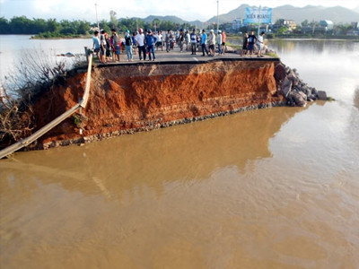 Cận cảnh cây cầu trên QL1A bị lũ dữ cuốn phăng