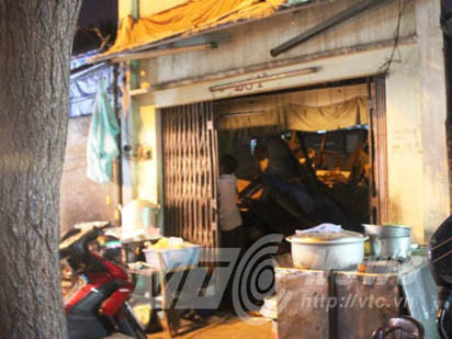 Nhóm 'Ninja' lái máy xúc đánh sập nhà dân giữa Sài Gòn