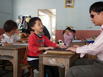 Thầy giáo mù lập mái ấm cho trẻ khuyết tật