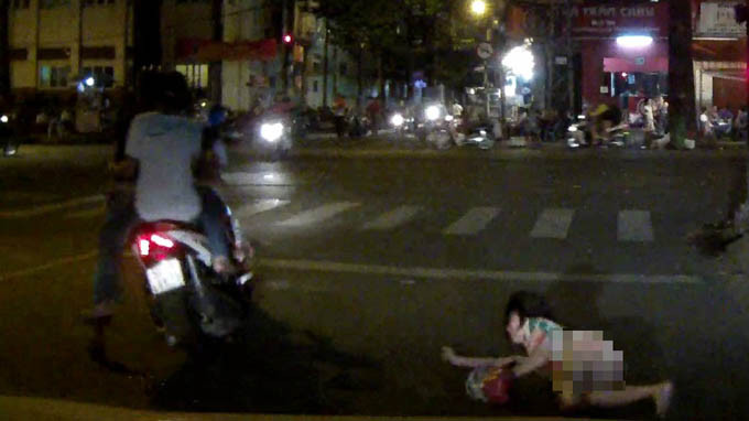 Clip: Cô gái ngã nhoài khi cố giằng lại túi xách bị cướp