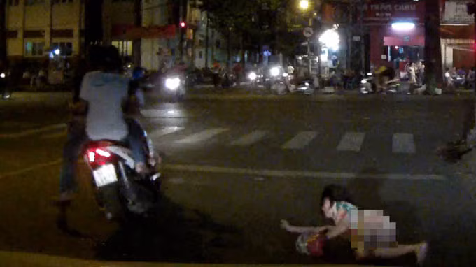 Clip: Cô gái ngã nhoài khi cố giằng lại túi xách bị cướp