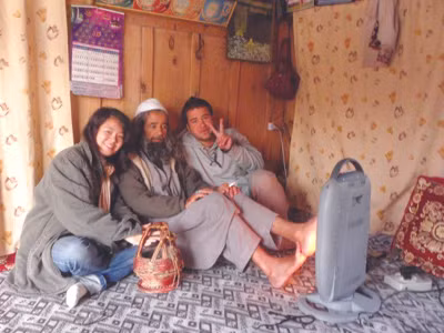 Tác giả (trái) và dân địa phương