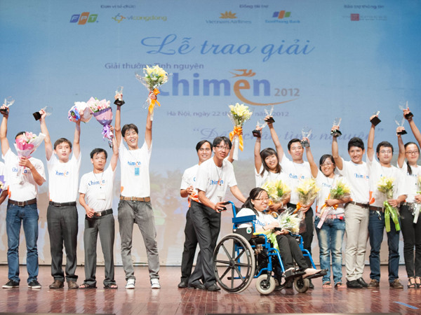 Sôi nổi đêm tôn vinh thiện nguyện Chim Én 2012