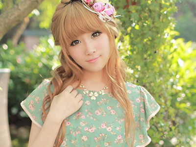 Ngọt ngào hương mùa hè với hoa xinh trên váy