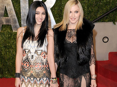 Madonna khoe hàng lộ liễu tại tiệc hậu Oscar