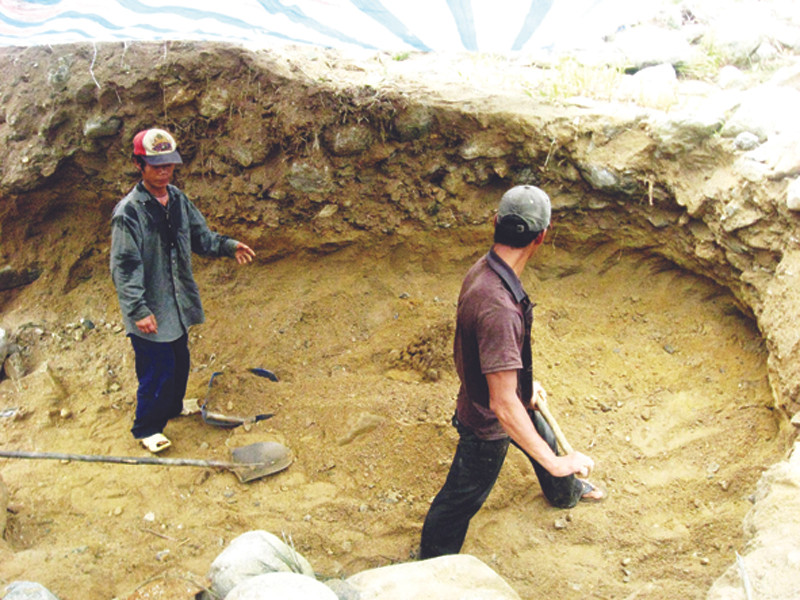 Người dân đào đãi vàng trái phép, nhưng vẫn nghèo