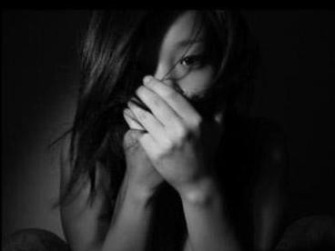 "Yêu râu xanh" hại đời bé gái giả điên không thoát tội