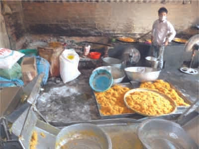 Tiêu hủy ruốc mốc chuẩn bị ra thị trường