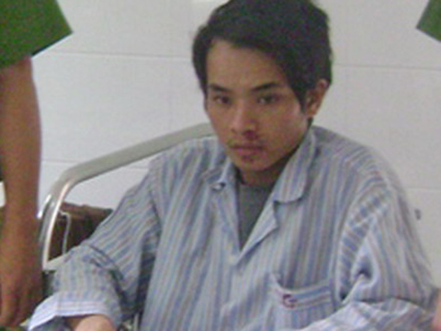 Đẩy ngã nữ sinh xuống đường cướp điện thoại