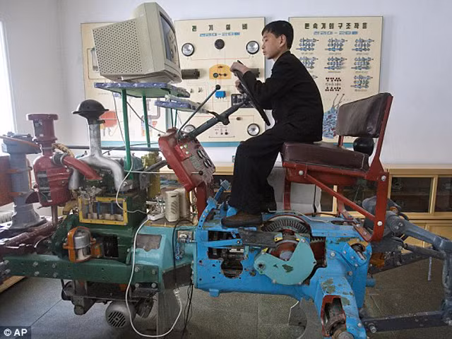 Học lái máy cày ở Triều Tiên