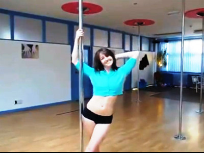 Cô giáo xinh đẹp bỏ nghề đi múa cột