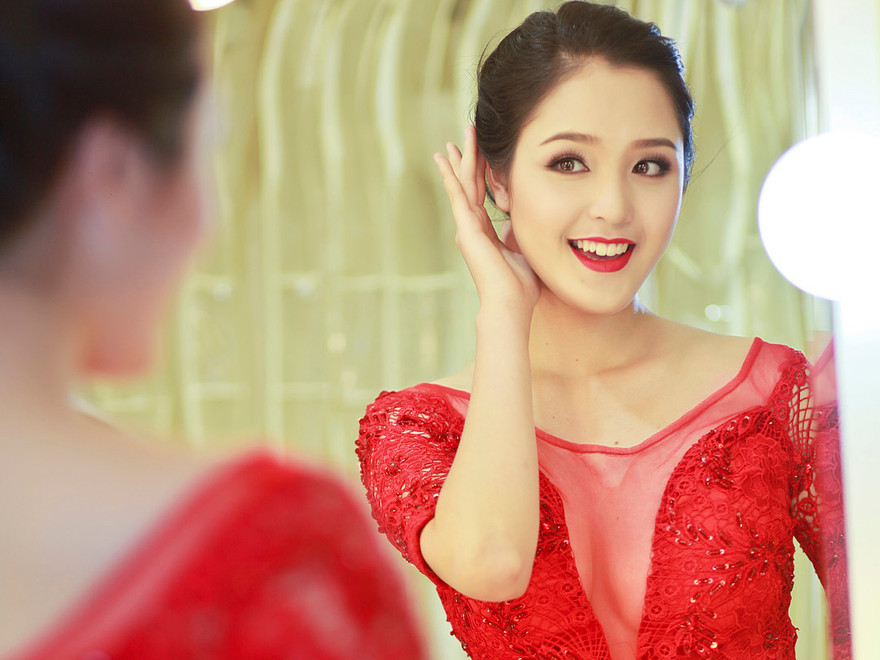 Á hậu Hoàng Anh diện váy ren gợi cảm