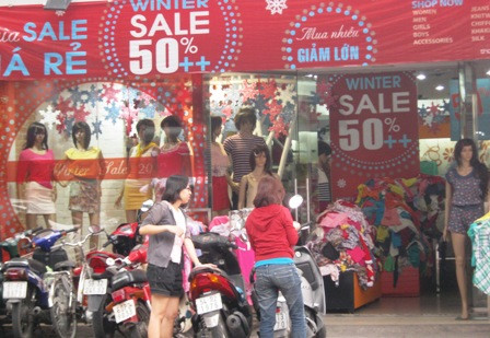 Hàng xả cuối năm, đến đi ngắm còn... lười