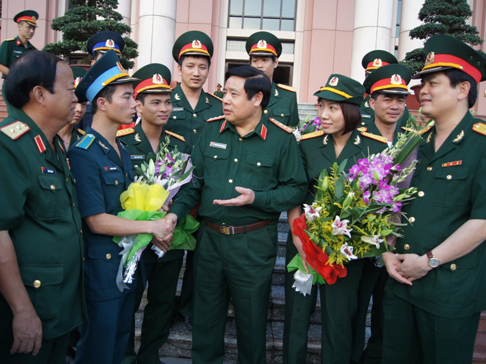 Nâng lương trước niên hạn cho 10 người tiêu biểu