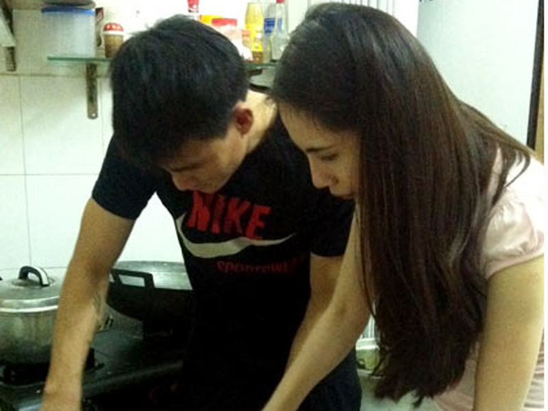 Công Vinh về quê Thủy Tiên gói bánh tét