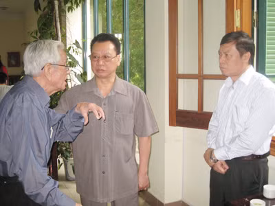Phó Trưởng Ban Tuyên giáo T.Ư Phùng Hữu Phú (giữa) trao đổi với các đại biểu bên lề buổi tọa đàm Ảnh: H.N