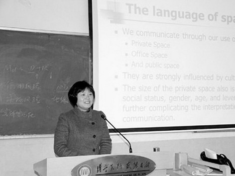 Tình yêu của nữ giáo sư và người chồng bán hàng rong