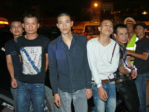 Năm đối tượng trên xe Hama7