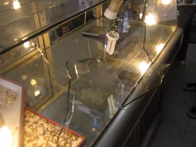 Cướp tiệm vàng, xả súng về phía công an