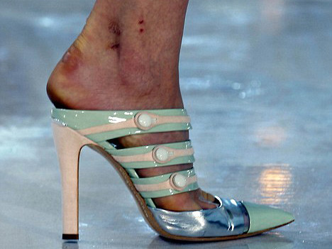 Những điều chưa biết đằng sau sàn cat-walk