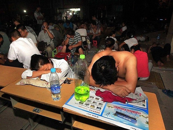 Vạ vật qua đêm ngoài đường xin học cho con