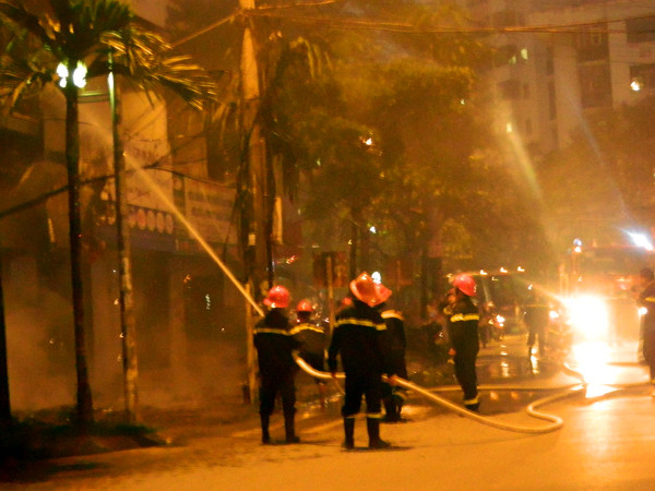 Nhiều chiến sỹ PCCC có mặt tại hiện trường để khống chế ngọn lửa