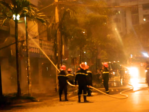 Nhiều chiến sỹ PCCC có mặt tại hiện trường để khống chế ngọn lửa