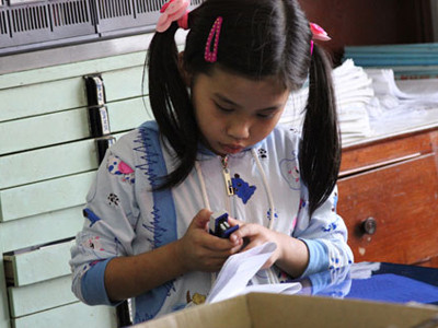 Bé gái bị bố mẹ nuôi bạo hành về nhà mới