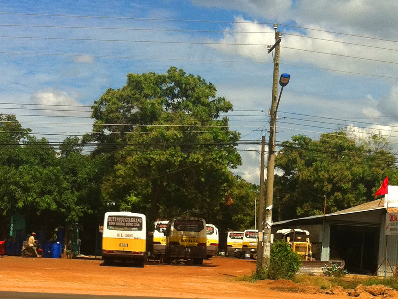 Các xe buýt B80 của Cty Thái Hòa đang được tập kết tại bãi xe TX Đồng Xoài