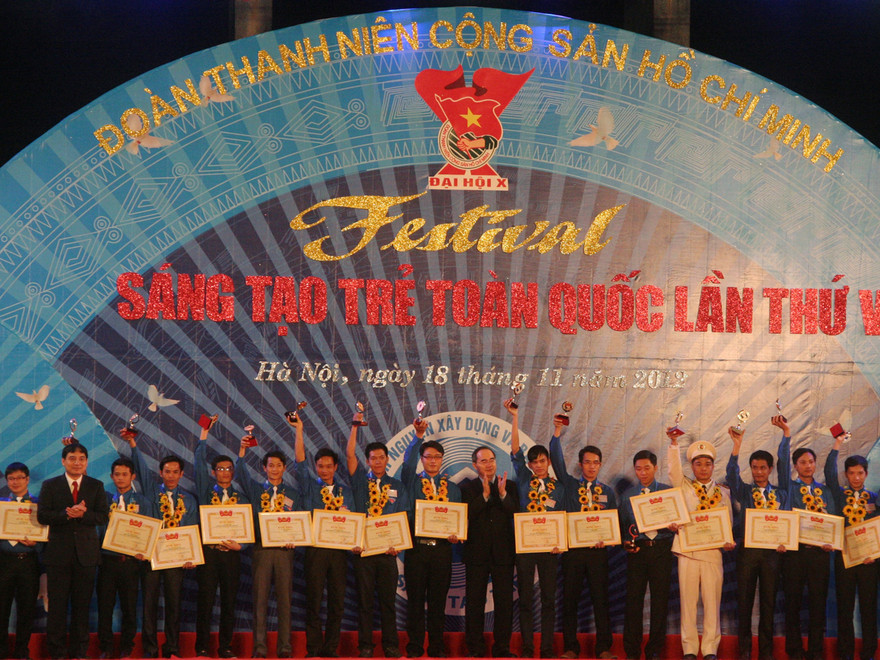 Phó Thủ tướng Nguyễn Thiện Nhân và Bí thư thứ nhất T.Ư Đoàn Nguyễn Đắc Vinh tuyên dương 45 tác giả của 45 công trình sản phẩm sáng tạo xuất sắc nhất Ảnh: Mai Xuân Tùng