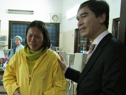 Bí thư TƯ Đoàn thăm, chúc Tết công an, bệnh nhân