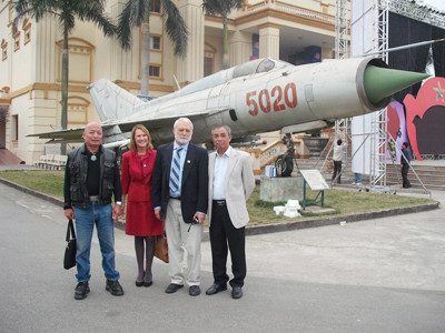 Vợ chồng Trimble- Rachel cùng Trần Việt bên chiếc Mig-21 mà Trần Việt từng lái