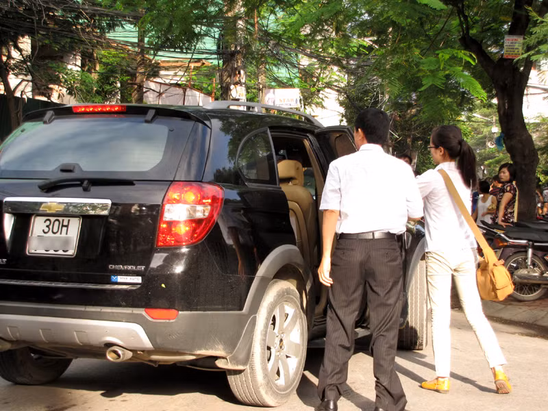 Sĩ tử đi thi bằng 'xế hộp'