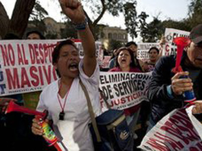 Giới bác sĩ, giáo viên Peru đình công suốt 5 tuần qua