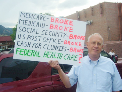 Người dân trưng biển hết tiền cho các dịch vụ công Ảnh: indianinthemachine