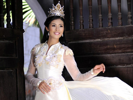 Hoa hậu, á hậu trình diễn áo dài ủng hộ Nhật Bản