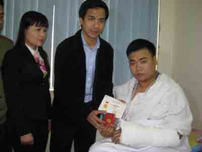 Trao tặng Huy hiệu Tuổi trẻ dũng cảm cho Thượng sỹ bắt trộm