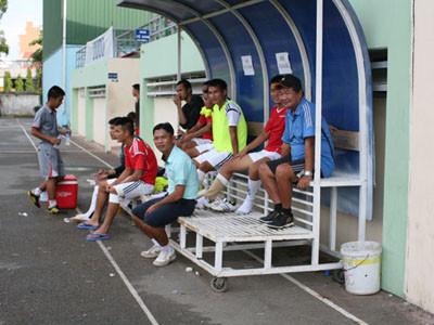 Ông bầu bỏ rơi, đội bóng khốn khổ