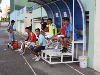 Ông bầu bỏ rơi, đội bóng khốn khổ