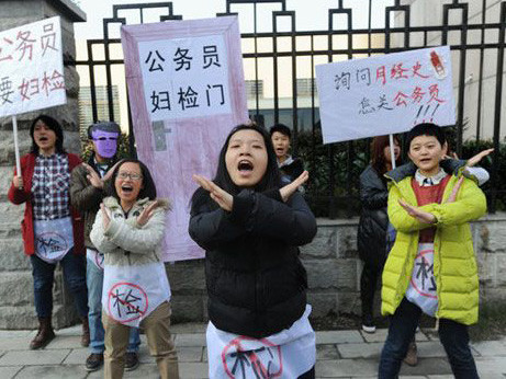 Biểu tình phản đối thi công chức phải...khám phụ khoa