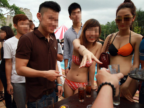 Phản cảm tiệc bikini - trông tiểu thư mà uống thì vô tư