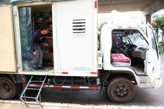 Giới trẻ Trung Quốc dời nhà lên xe chở hàng