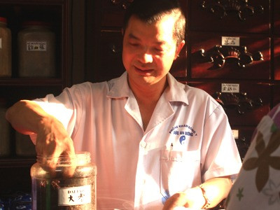 Chồng vô sinh, vợ đi chữa một mình