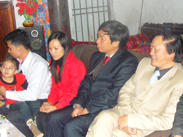 Chiều ngày 6-1,Thủy thủ Đậu Ngọc Hùng đoàn tụ cùng vợ con và gia đình. Ảnh: Quang Long