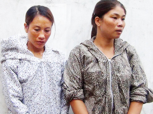 Ép con gái bốn tuổi trộm tiền trong cốp xe