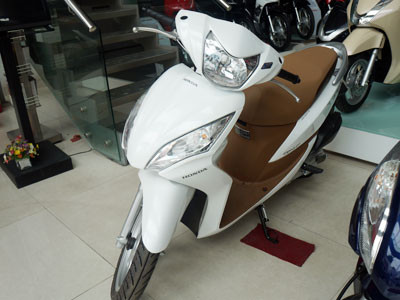 Cận cảnh Honda Vision mới tại showroom